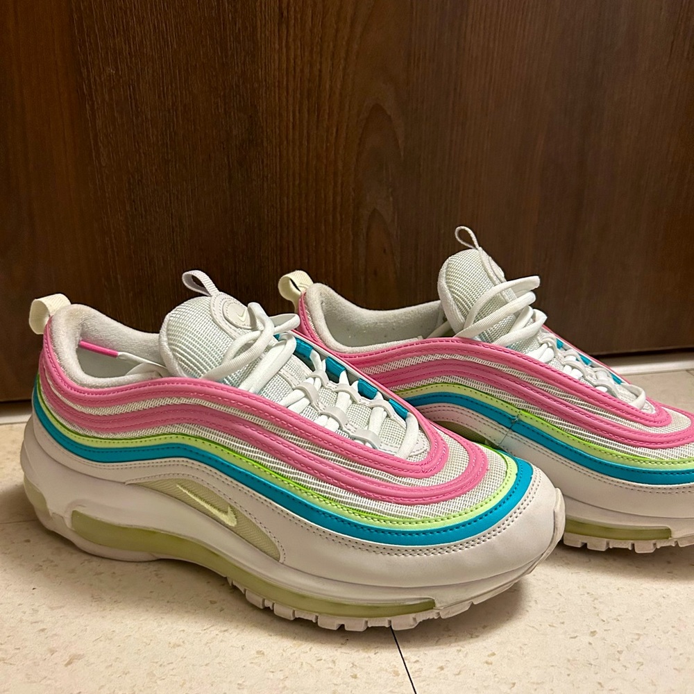 Women’s Nike Airmax!